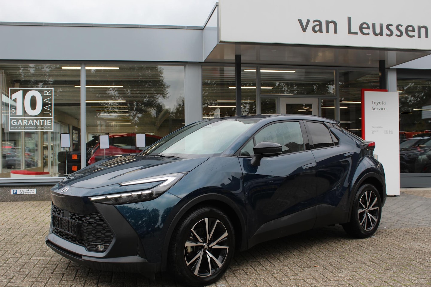Toyota C-HR - 1.8 HYBRID 140 DYNAMIC FULL-LED DODEHOEK STOEL-STUUR-RUITENWISSER VERW. EL-ACHTERKLEP - AutoWereld.nl