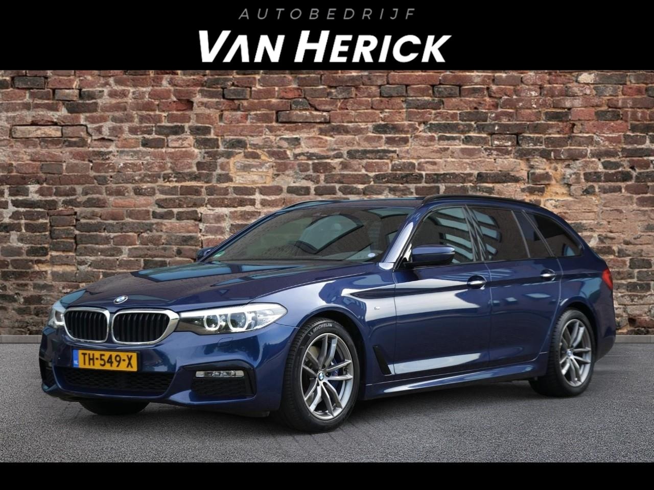 BMW 5-serie Touring - 530i High Executive M-sport | Camera | Trekhaak | Stuurverwarming - AutoWereld.nl
