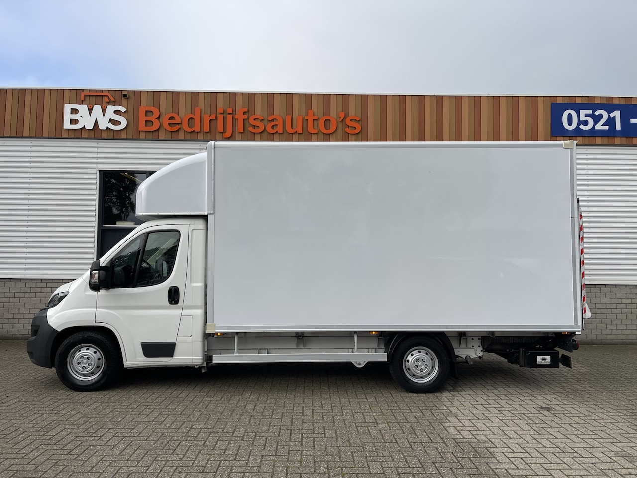Peugeot Boxer - 435 2.0 BlueHDI 164pk Pro bakwagen met Dhollandia laadklep / 440 cm lang / doorladen tot 5 - AutoWereld.nl