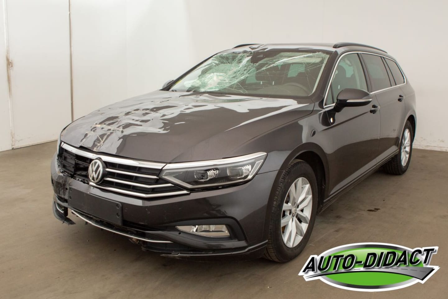 Volkswagen Passat Variant - 1.6 TDI Automaat Clima Navi Camera - AutoWereld.nl