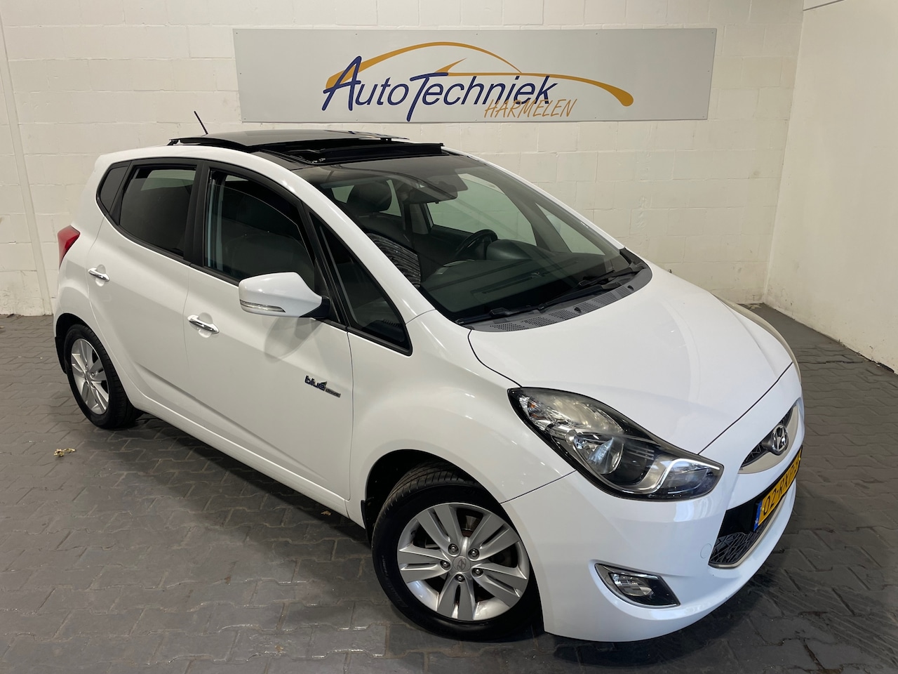 Hyundai ix20 - 1.4i i-Catcher *Schuifdak*Leer*Camera*Trekhaak* - AutoWereld.nl