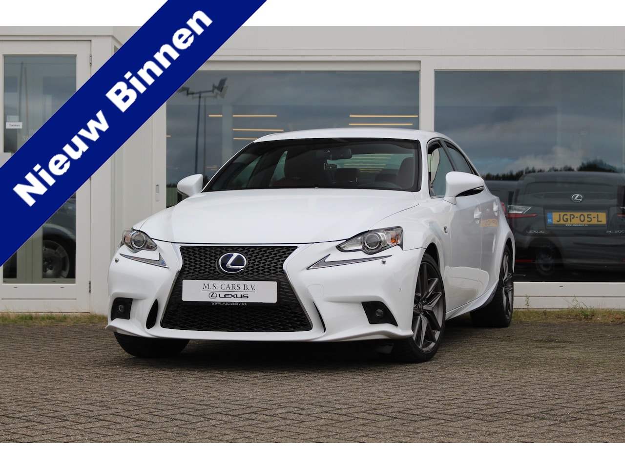 Lexus IS - 300h Hybride F-Sport Line Premium Navi I Metallic-wit I Xenon - AutoWereld.nl