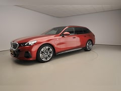 BMW 5-serie Touring - 530e M-Sportpakket | LED | Navigatie | Trekhaak | Schuifdak | Active cruise | DAB | Harman