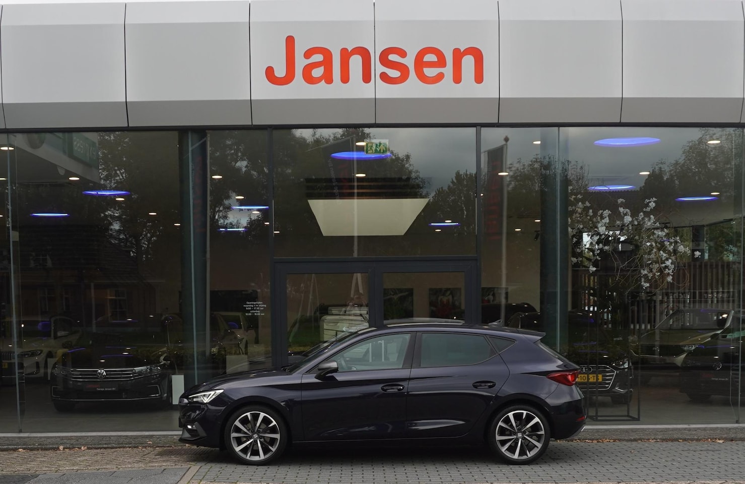 SEAT Leon - 1.5 TSI FR Business Intense | Stuurverw | Carplay | ACC | Navi | Keyless | 18" - AutoWereld.nl