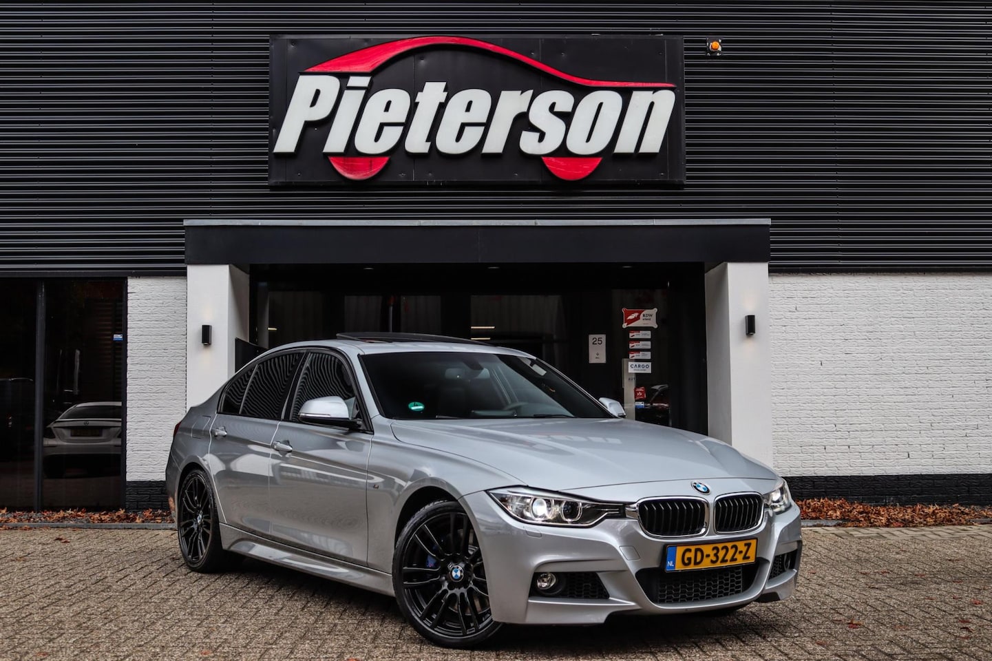 BMW 3-serie - 335i M-Pakket NAP FACELIFT PANO H&K CAMERA LEDER - AutoWereld.nl