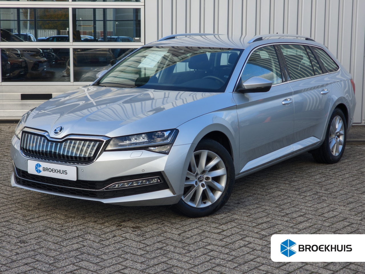 Skoda Superb Combi - Style iV 218pk | Navigatie | App connect | Elektriche stoelen | Cruise control | Camera ac - AutoWereld.nl