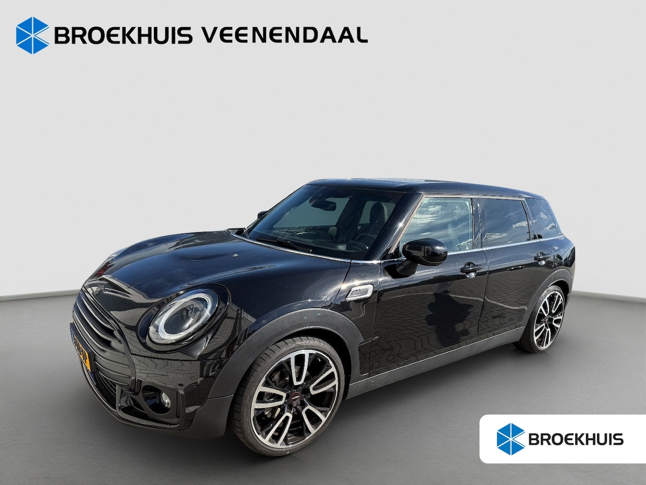MINI Clubman - Mini 1.5 Cooper John Cooper Works | Pano | Carplay | Kuipstoelen | Stoelverwarming | Navi - AutoWereld.nl