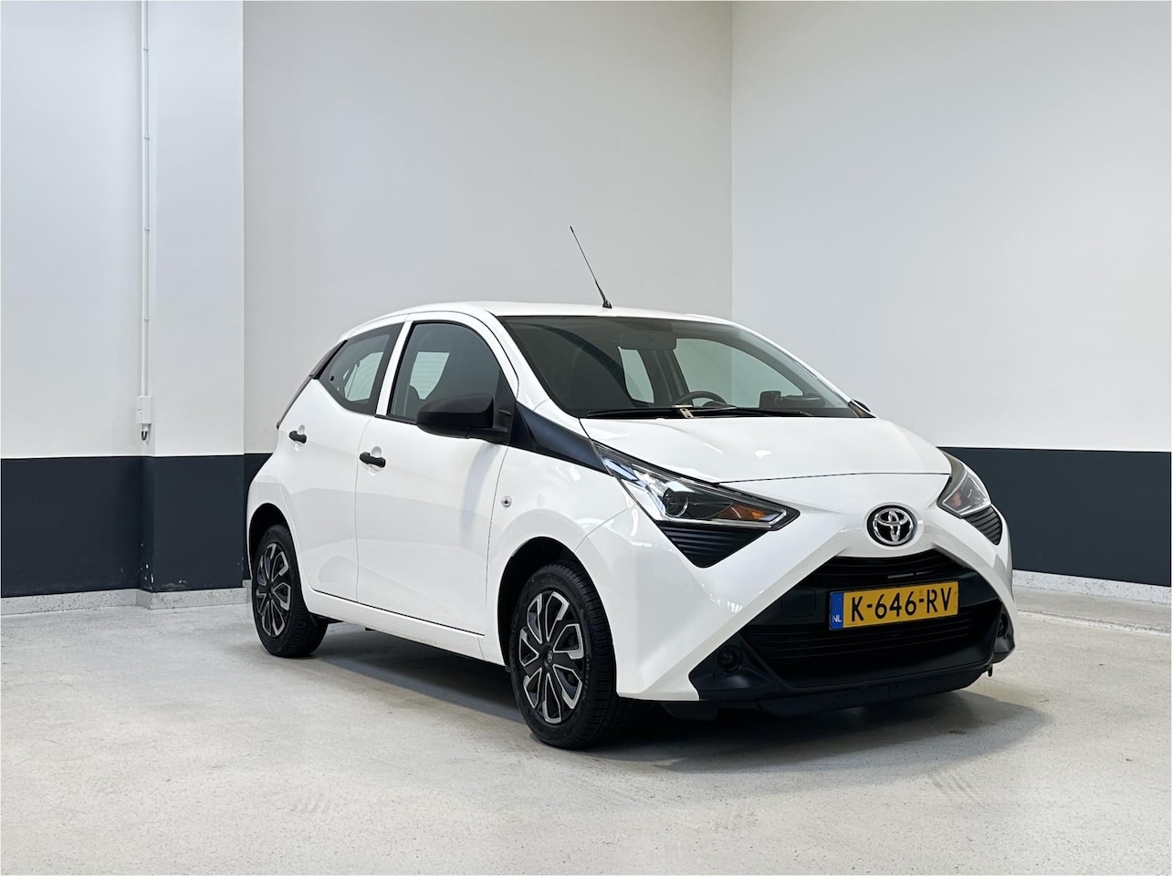 Toyota Aygo - 1.0 VVT-i x-fun |Navigatie| PDC | 1 Eig | NL | 5-DRS | Airco | Elektrisch pakket - AutoWereld.nl