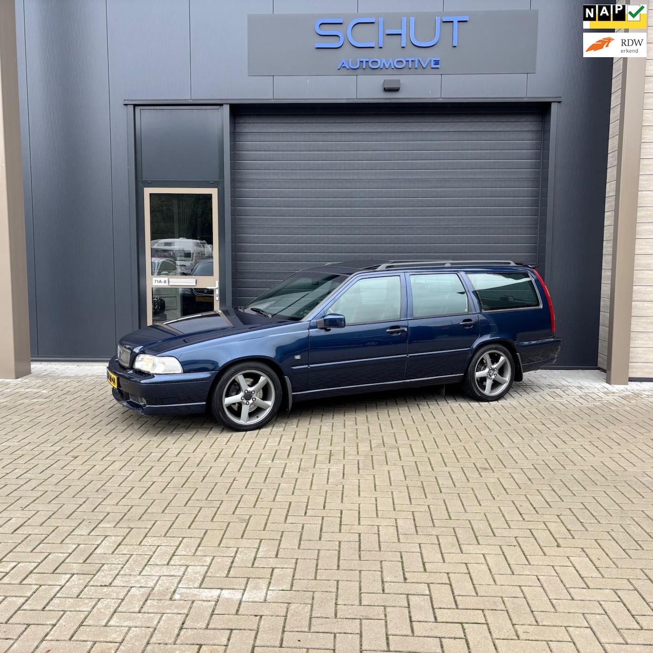 Volvo V70 - 2.3 R AWD AUTOMAAT | ORIG NL AUTO | PANO | DOLBY PROLOGIC | TREKHAAK AFNEEMBAAR | PERFECT - AutoWereld.nl