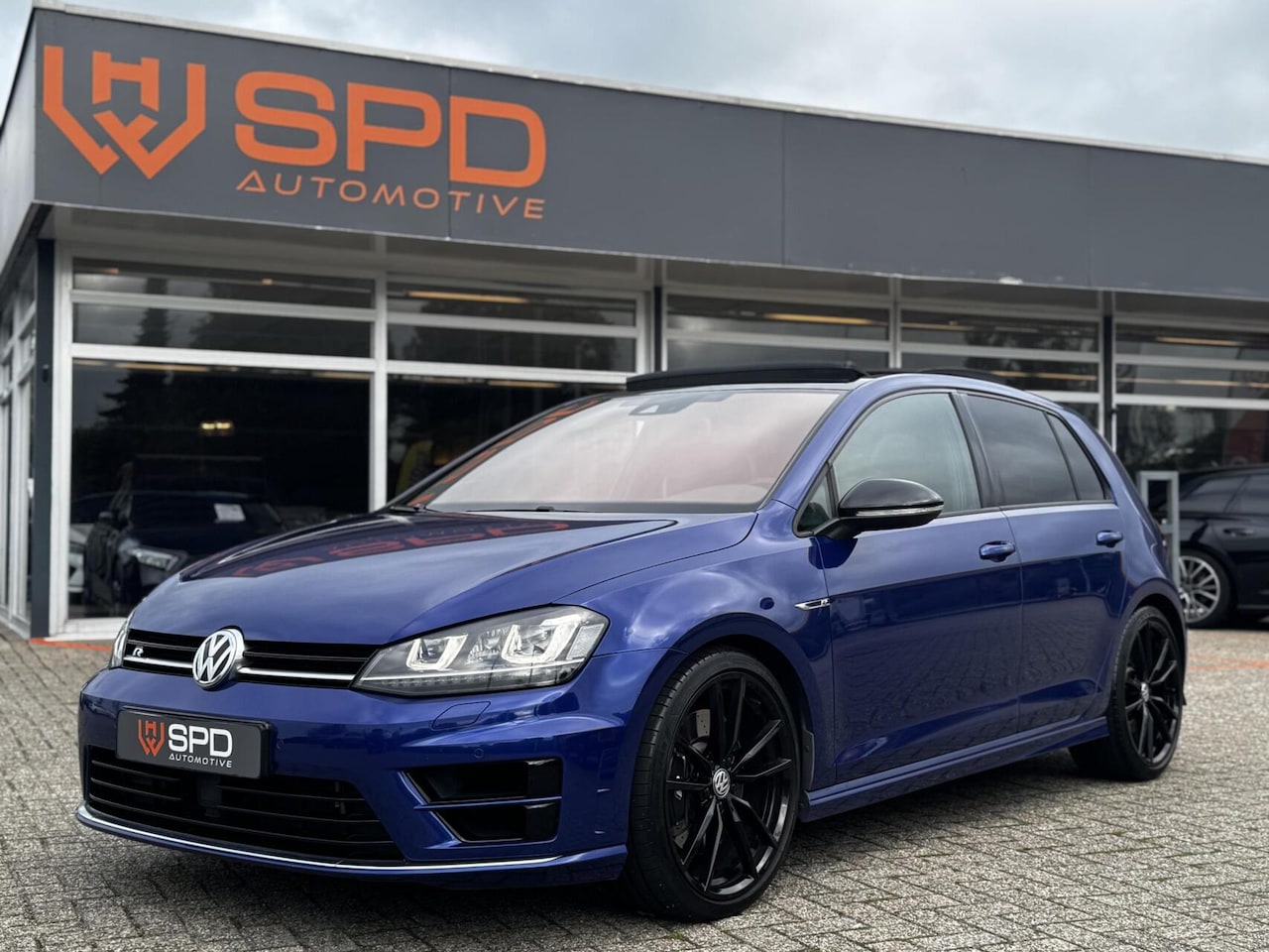 Volkswagen Golf - 2.0 TSI R 4Motion|Dyn|DCC|ACC|19''|Pano|Leer - AutoWereld.nl