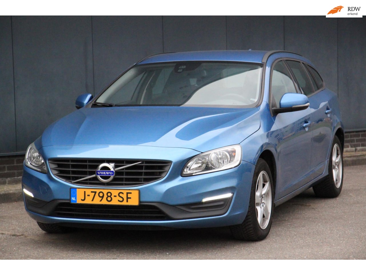 Volvo V60 - 2.0 D3 Kinetic Navigatie/Parkeersensor/Trekhaak/174.000km - AutoWereld.nl