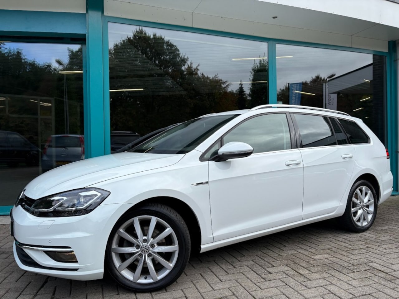 Volkswagen Golf - 1.5 TSI R-Line DSG LED, Navi, Massage, PDC, 17Inch - AutoWereld.nl
