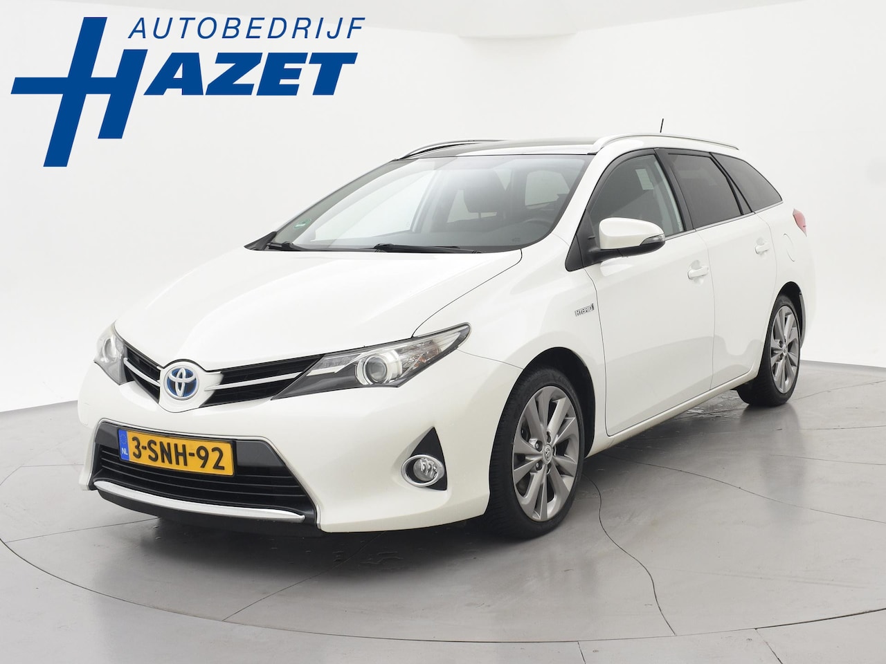 Toyota Auris Touring Sports - 1.8 HYBRID AUT. + PANORAMA | CAMERA | NAVIGATIE | 17 INCH | PRIVACY GLASS - AutoWereld.nl