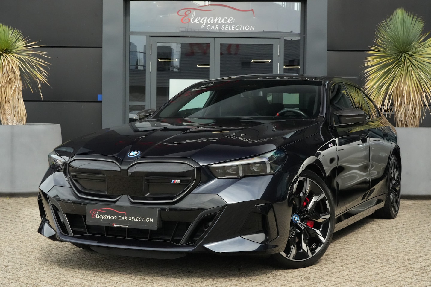 BMW i5 - M60 xDrive 84 kWh 601pk Panoramadak/Bowers&Wilkins/360Camera - AutoWereld.nl