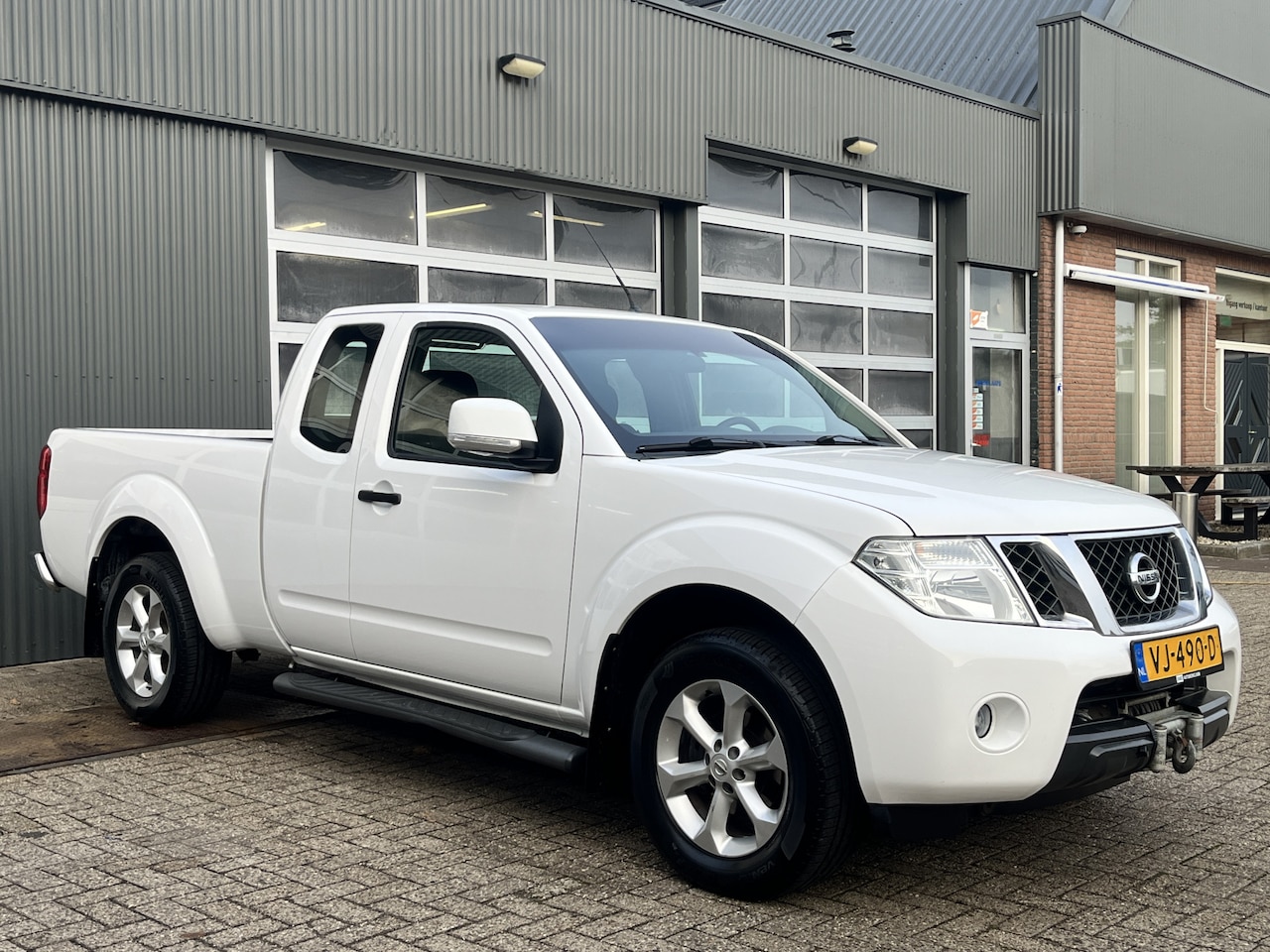 Nissan Navara - 2.5 dCi SE King Cab Airco Cruise controle Trekhaak 3000kg trekhaak Pick-up p-up Euro 5 Lie - AutoWereld.nl