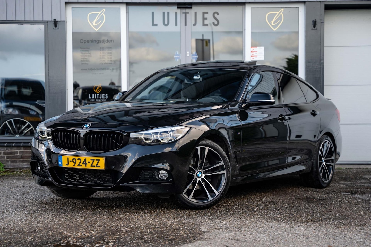 BMW 3-serie Gran Turismo - 320i M-Sport I Panorama I H&K I Leder I Camera I 1e-eig. I NL-auto I Dealer-onderhouden - AutoWereld.nl