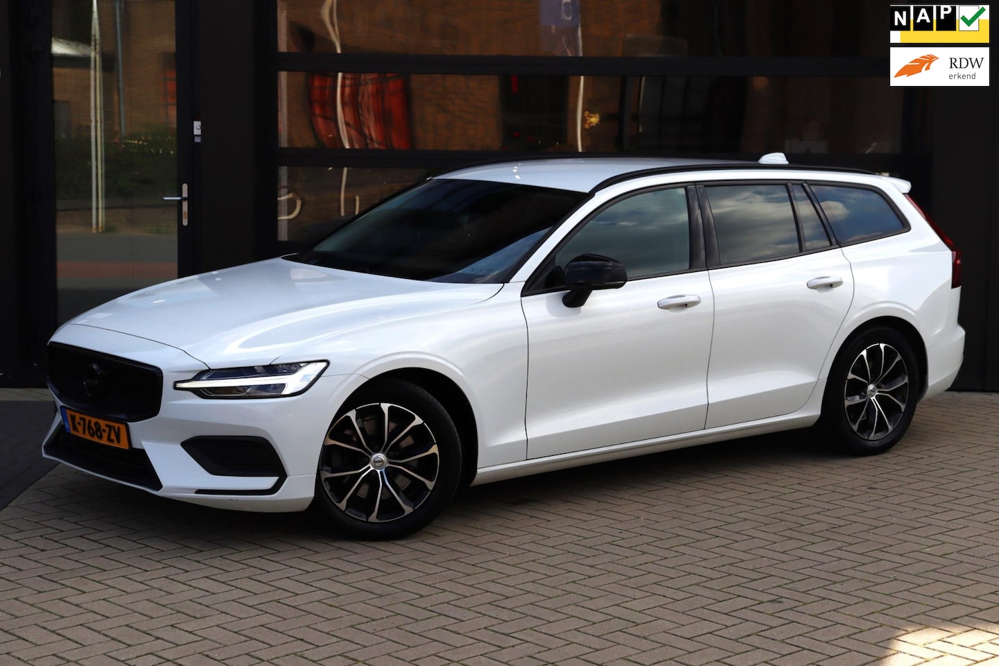 Volvo V60 - 2.0 B3 Momentum Advantage | Eerste Eigenaar | NAP | BTW Auto | Dealer Onderhouden | Apple - AutoWereld.nl