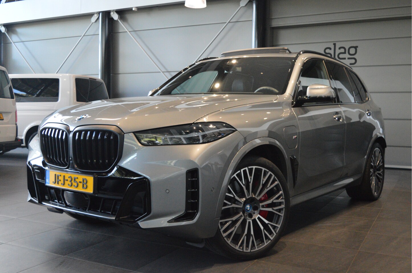 BMW X5 - xDrive50e M-Sport pano head up Harman Kardon 22 inch !! - AutoWereld.nl