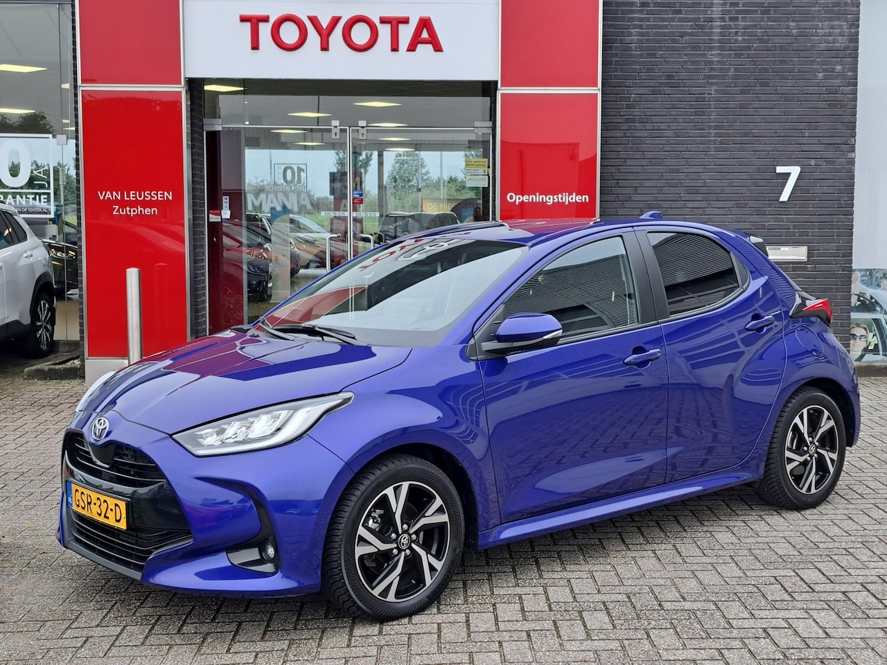 Toyota Yaris - 1.5 Hybrid 115 First Edition 4-SEIZOENSBANDEN NL-AUTO LENDESTEUNEN LED-VERLICHTING PARKEER - AutoWereld.nl