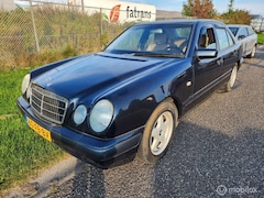 Mercedes-Benz E-klasse - 200 Benzine Sedan;4e Eigenaar, Airco;Trekhaak