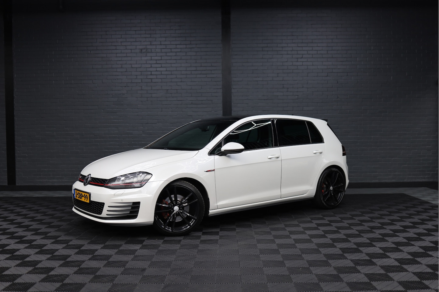 Volkswagen Golf - 2.0 TSI GTI | Leer | Panorama-dak | Clubsport demper | 19 inch velgen | Unike Kleur | Ned. - AutoWereld.nl