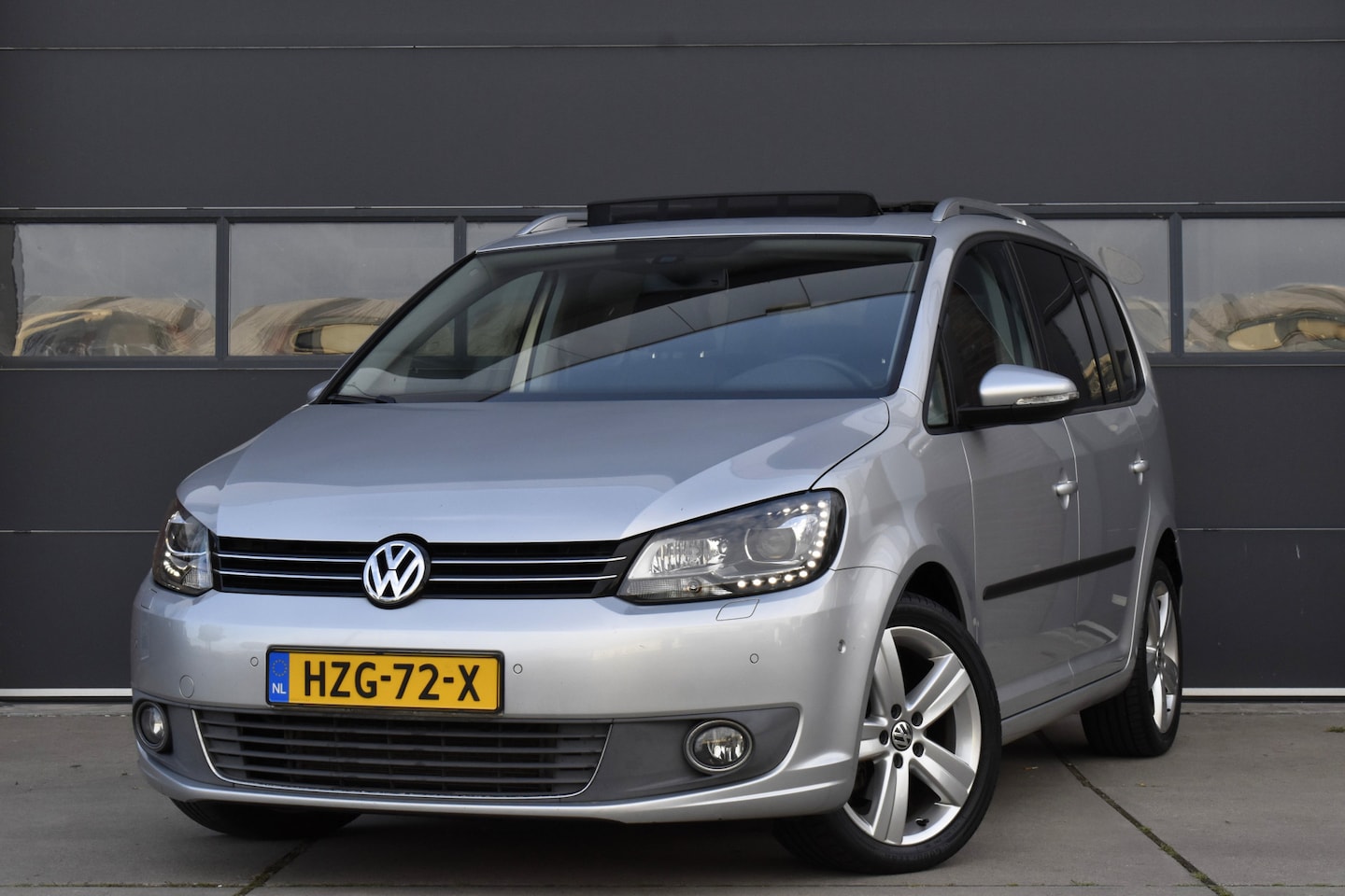 Volkswagen Touran - 1.4 TSI Highline Pano - Camera - Navi - Xenon - Cruise - AutoWereld.nl