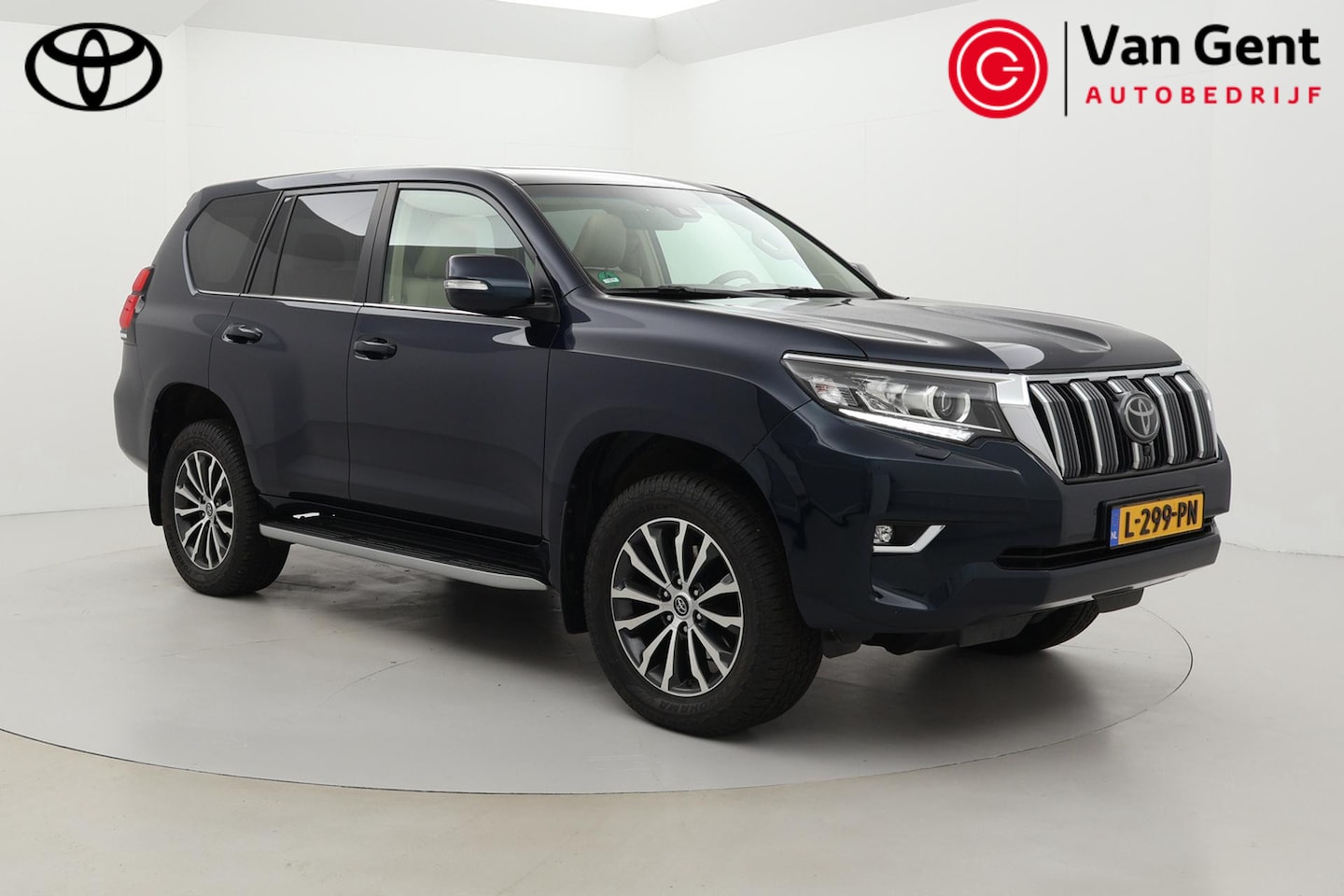 Toyota Land Cruiser - 7 pers. 2.8 D-4D Professional | Panoramadak | Trekhaak | Treeplanken | Stoel-/achterbankve - AutoWereld.nl