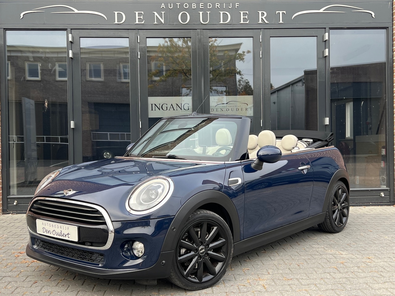 MINI Cabrio - Mini 1.5 Cooper Chili LEER  / LED / NAVI / PDC / 17INCH - AutoWereld.nl
