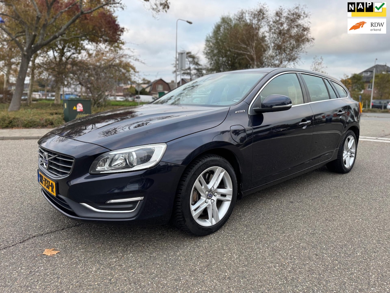 Volvo V60 - 2.4 D6 Twin Engine R-Design /dealer.onderhouden / automaat / leder / airco / cruise.contro - AutoWereld.nl
