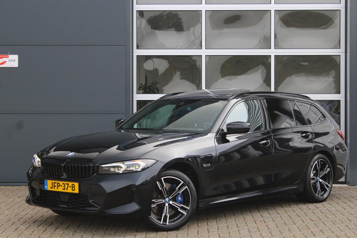 BMW 3-serie Touring - 330e xDrive M-Sport Pro Facelift | Pano | ACC | Memory | Elek. Trekhaak - AutoWereld.nl