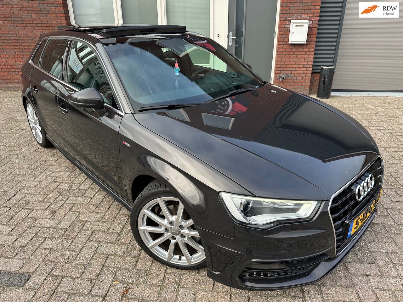 Audi A3 Sportback - 1.4 TFSI Ambition Pro Line S / Pano / Leder / Navi / PDC - AutoWereld.nl