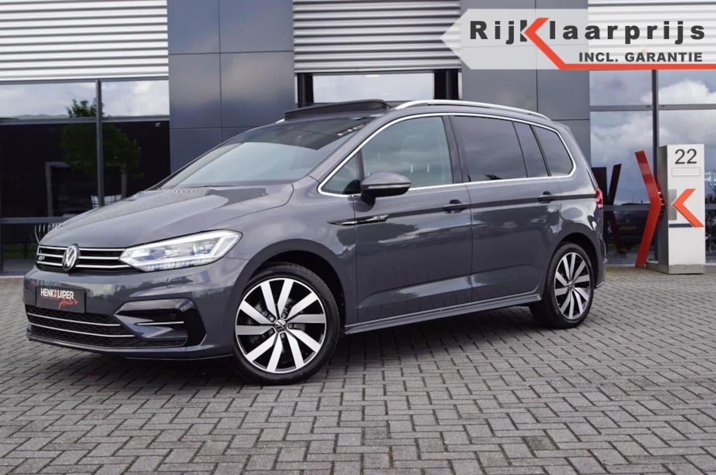 Volkswagen Touran - 1.5 TSI DSG R-Line / 7Pers./Panodak /trekhaak wegkl./ACC/Side-as - AutoWereld.nl