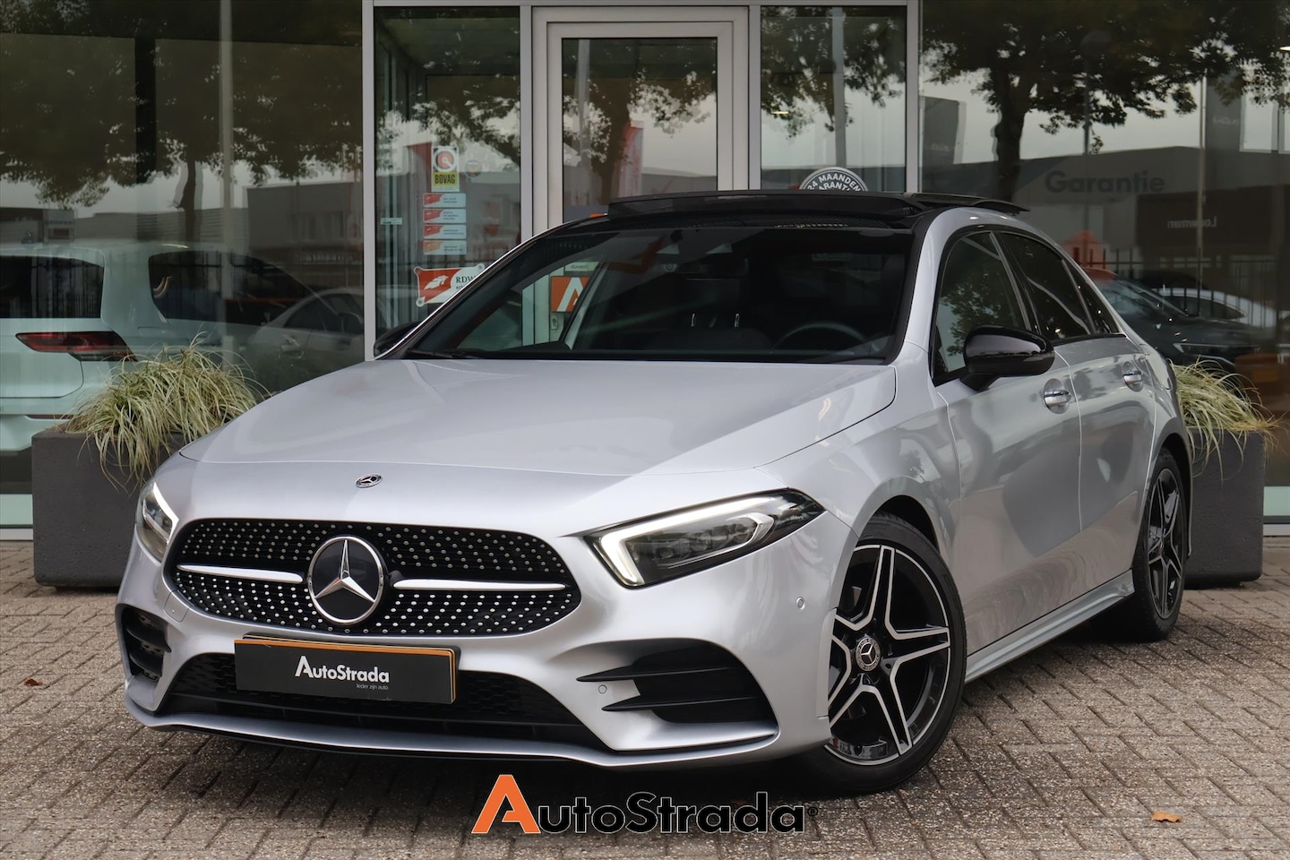 Mercedes-Benz A-klasse - Limousine A 180 AMG-Line 136pk | Pano | Multibeam | Memory | Sfeer | Camera | Keyless | Cl - AutoWereld.nl