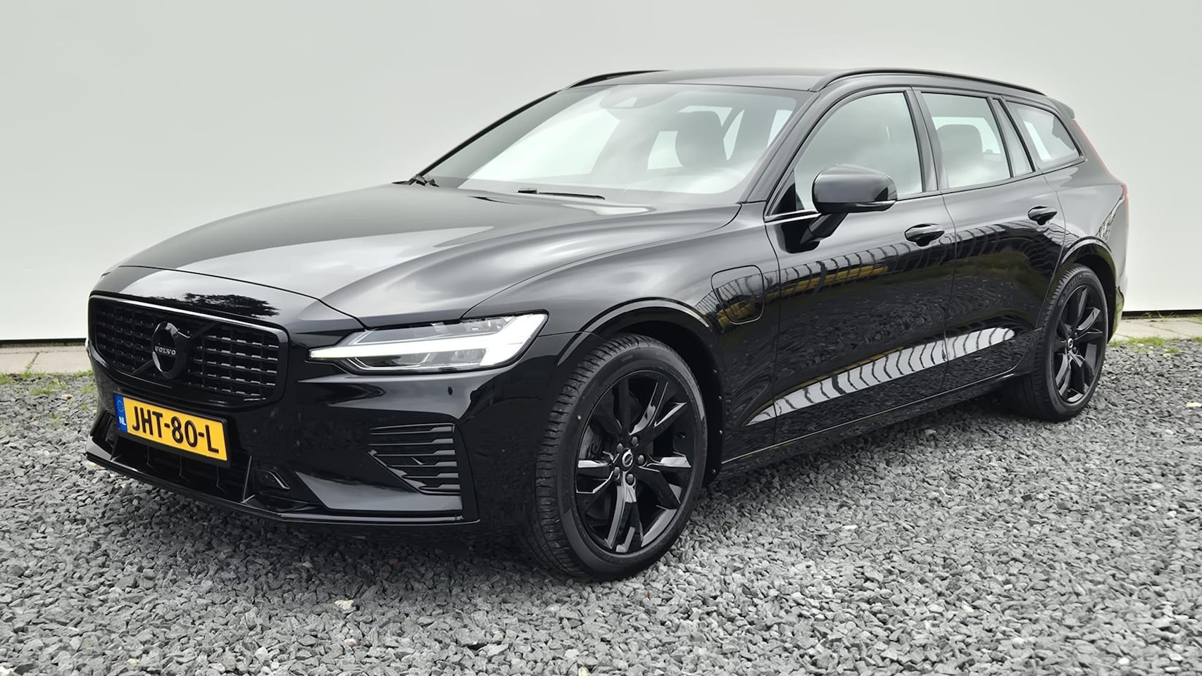 Volvo V60 - 2.0 T6 Black Edition Recharge AWD Winter Pack - Wegklapbare Trekhaak - Elektrisch bedienba - AutoWereld.nl