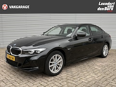 BMW 3-serie - 320e PHEV AUTOMAAT | Navigatie GROOT scherm | Cruise | Climate | Leder | Camera | Apple Ca