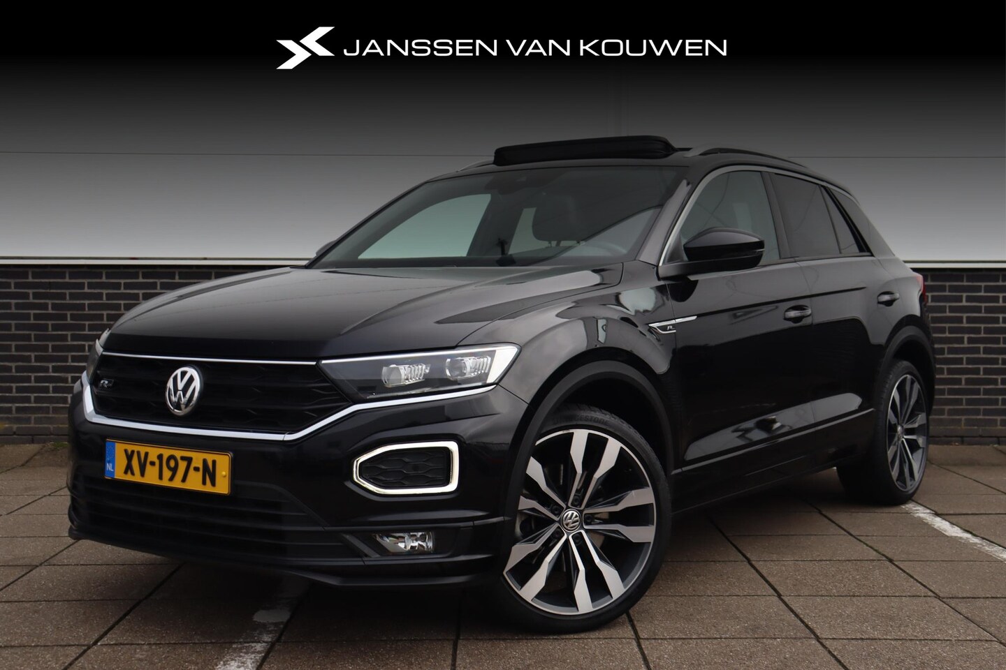 Volkswagen T-Roc - 1.5 TSI Sport * Pano * 18 Inch * 3x R Line * Camera * NAP * - AutoWereld.nl