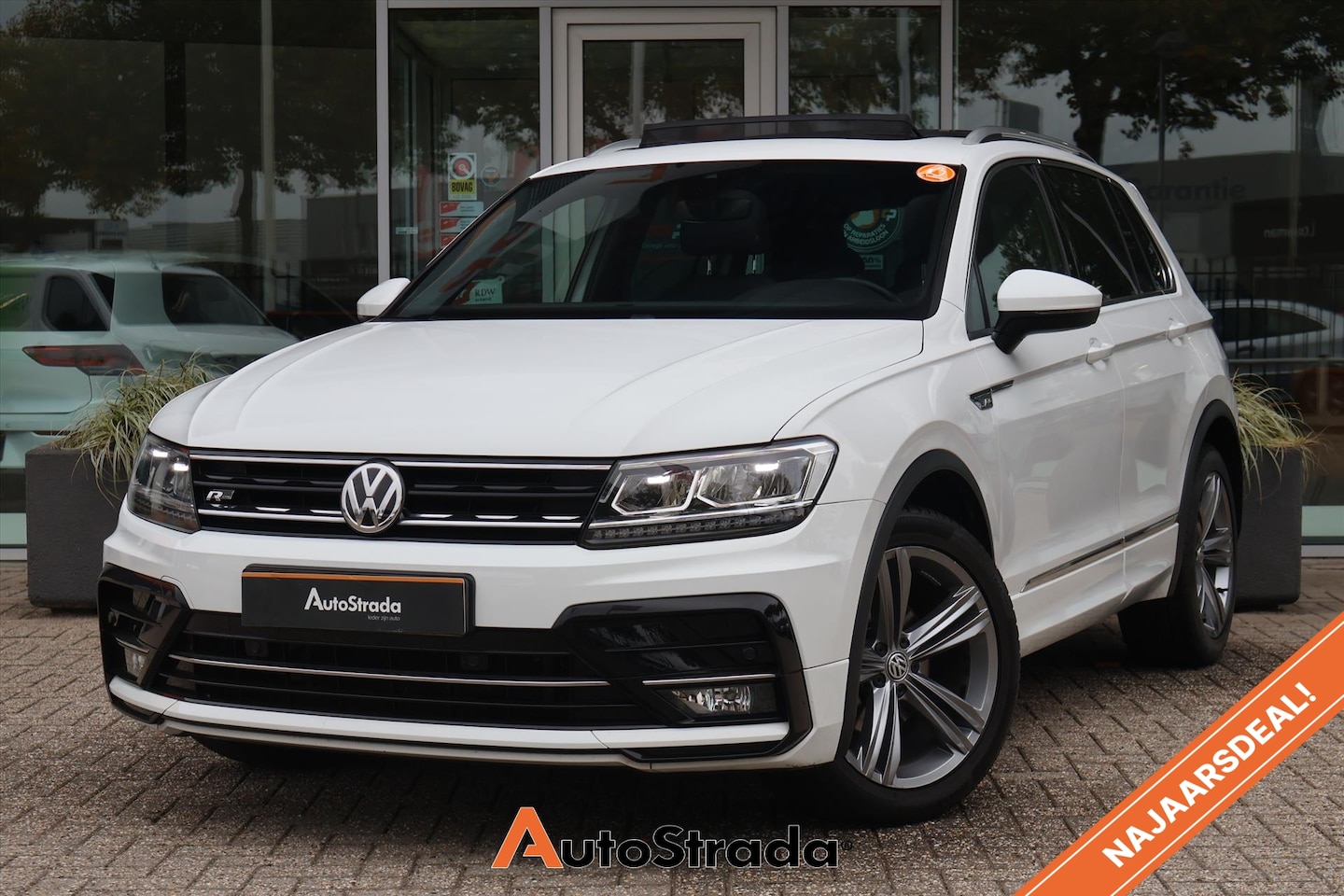 Volkswagen Tiguan - 1.5 R-Line TSI 130pk | Pano | Stoelverwarming | Climate | Adaptive | Virtual | Navi | Carp - AutoWereld.nl