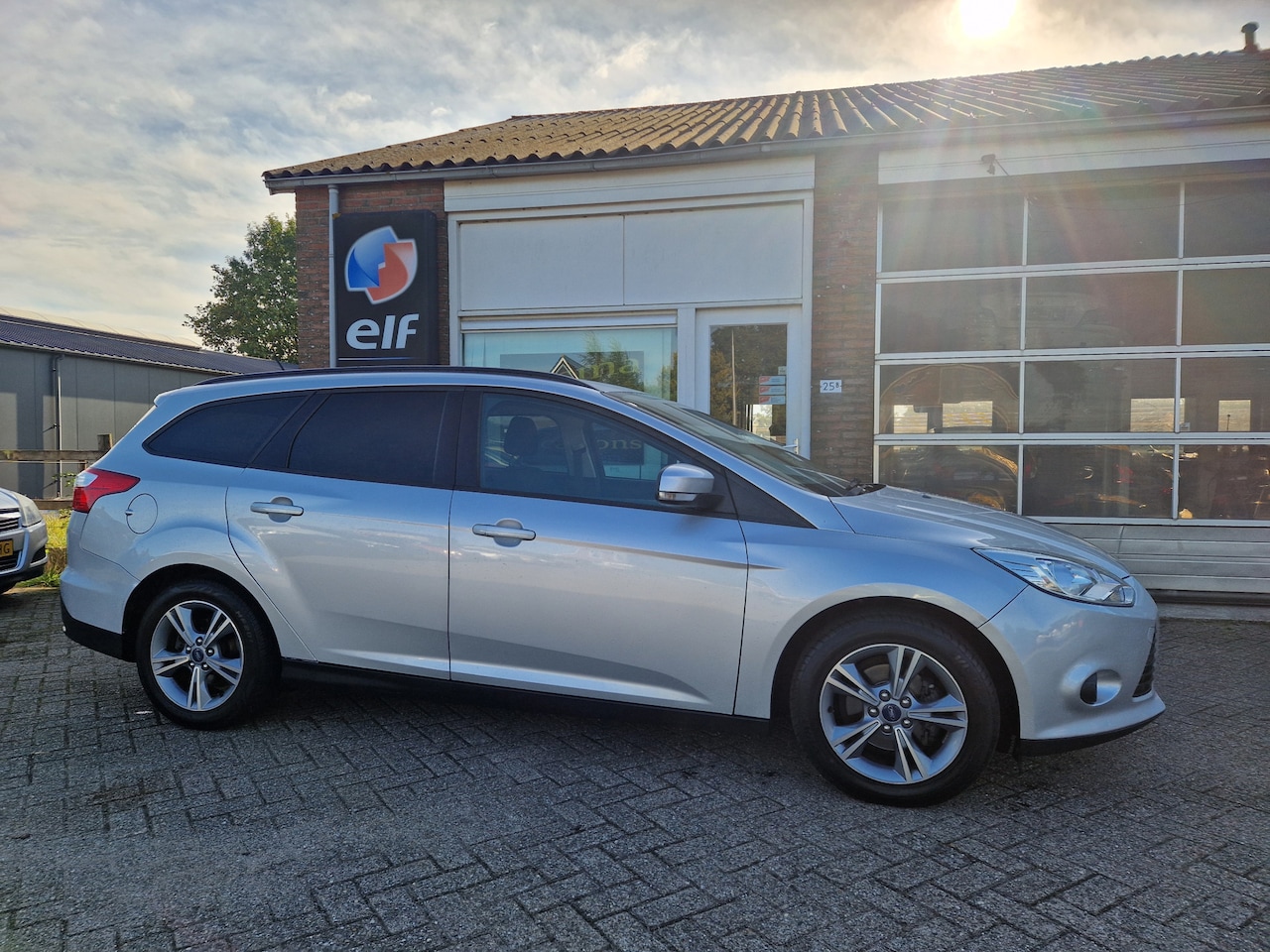 Ford Focus Wagon - ''Trendline'' Navi - Clima -  Stoelverwarming - Trekhaak - Apk 12-02-2026 !! - AutoWereld.nl