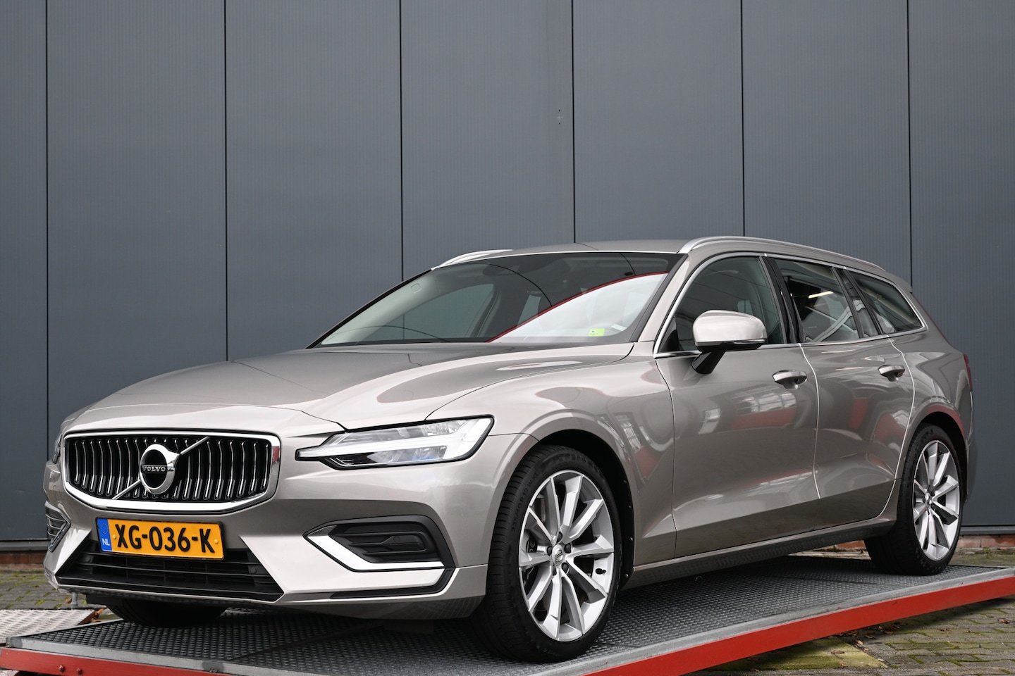 Volvo V60 - 2.0 T5 Inscription trekhaak - AutoWereld.nl