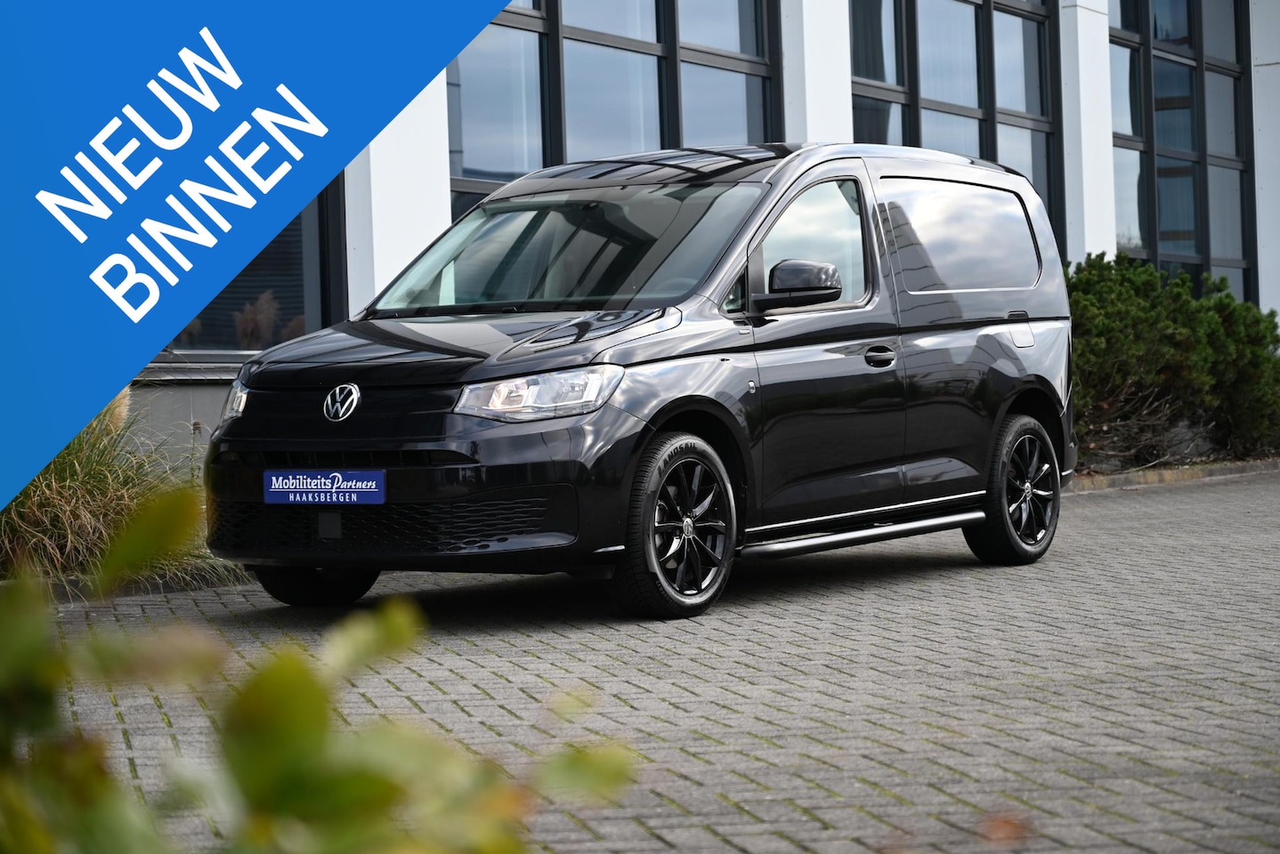 Volkswagen Caddy Cargo - 2.0 TDI Black Edition Cruise | CarPlay | 17"LMV € 575 P.M. - AutoWereld.nl