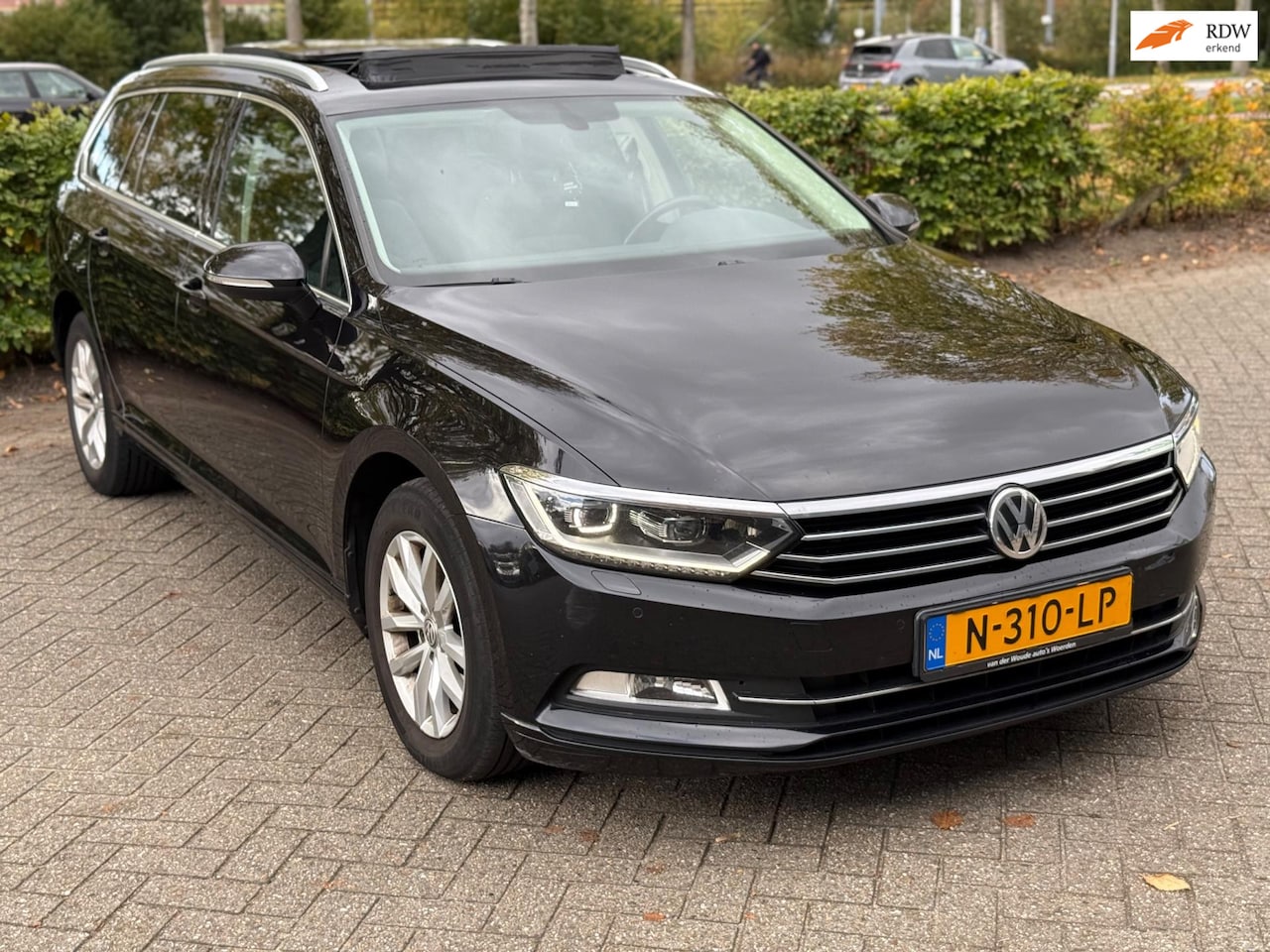 Volkswagen Passat Variant - 1.6 TDI Highline Business R facelift Pano dak trekhaak - AutoWereld.nl