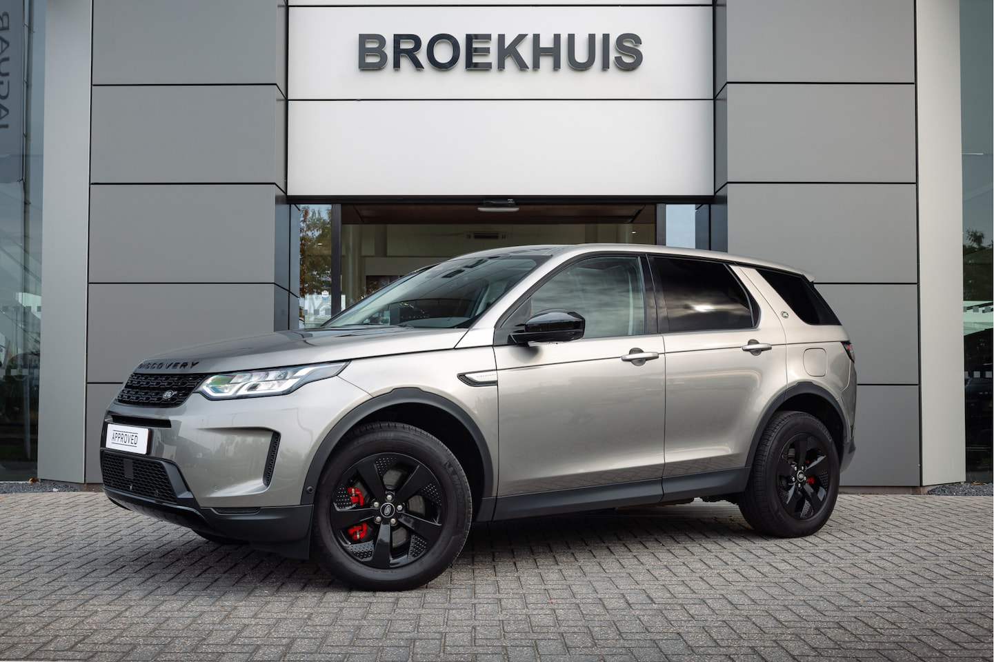 Land Rover Discovery Sport - P300e PHEV AWD AUT | Black Pack | Afneembare trekhaak | Panoramadak | 360gr Camera | - AutoWereld.nl