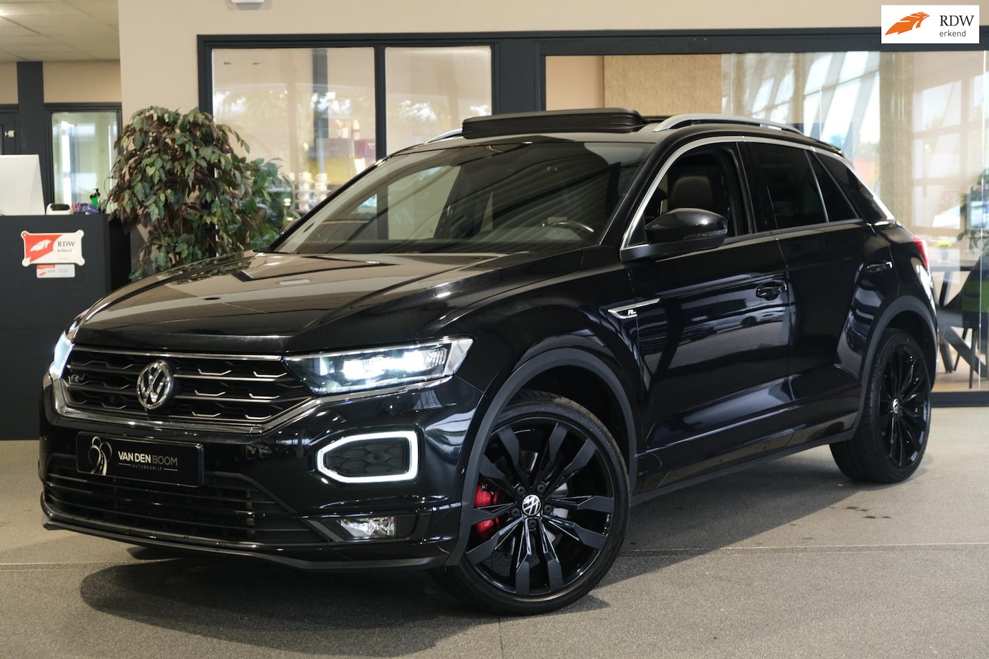 Volkswagen T-Roc - 2.0 TSI 4Motion 190PK 2x R-line Virtual Pano Led Cam ACC Trekhaak - AutoWereld.nl