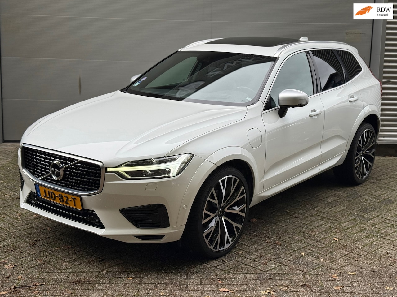 Volvo XC60 - 2.0 T8 Twin Engine AWD R-Design l Pano l 360 Camera l HK Audio l Trekhaak l Luchtvering l - AutoWereld.nl