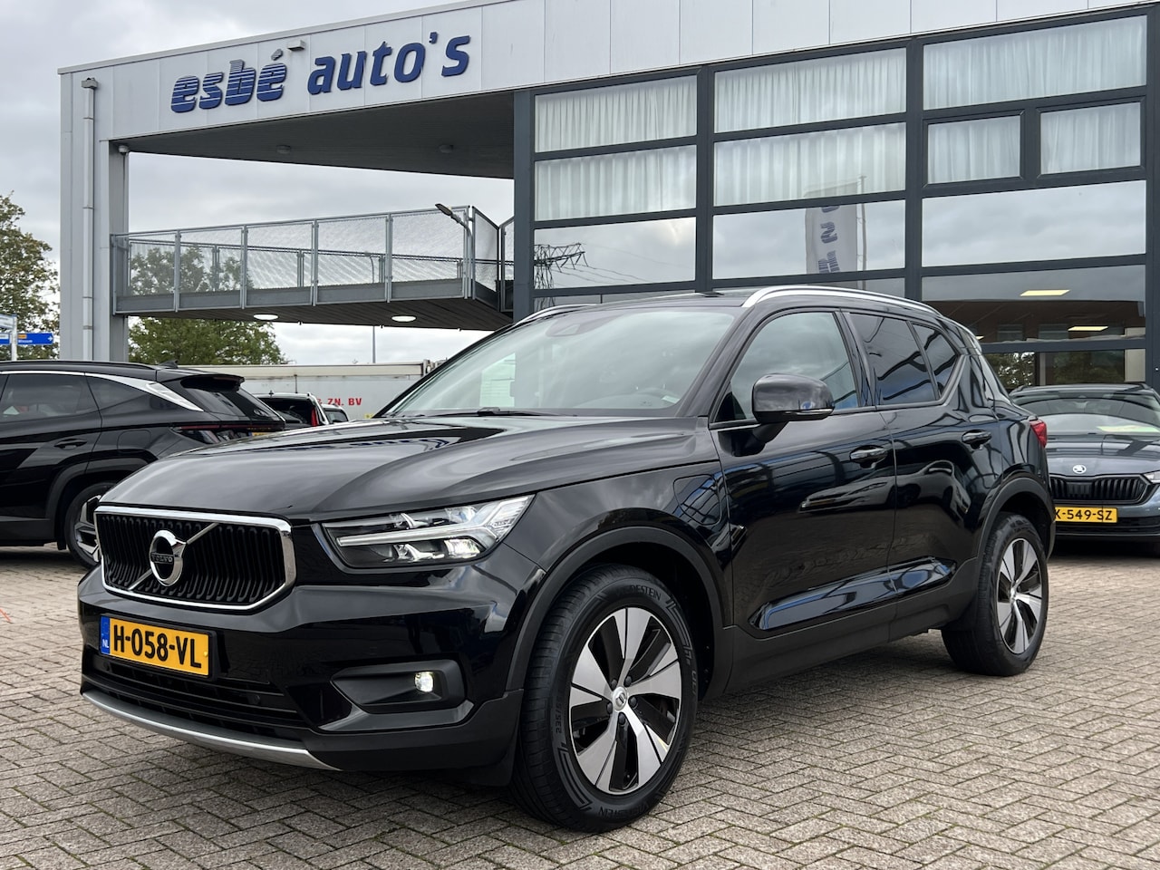 Volvo XC40 - 1.5 T5 Recharge 262 pk Momentum Pro Panoramadak Camera Parkeersensoren Navigatie Stoelverw - AutoWereld.nl