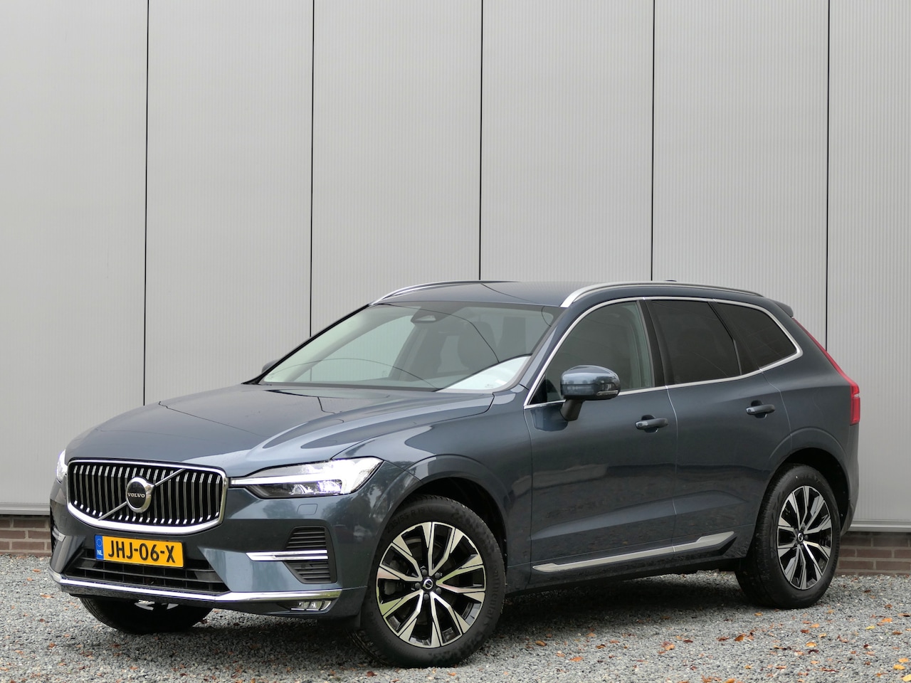 Volvo XC60 - B4 AUT Inscription 12 MND garantie / Camera / Trekhaak / Stuurverwarming / Leer - AutoWereld.nl
