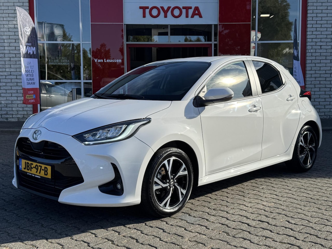 Toyota Yaris - 1.5 HYBRID DYNAMIC STOEL/STUURVERW LM-VELGEN PARKCAMERA LED - AutoWereld.nl