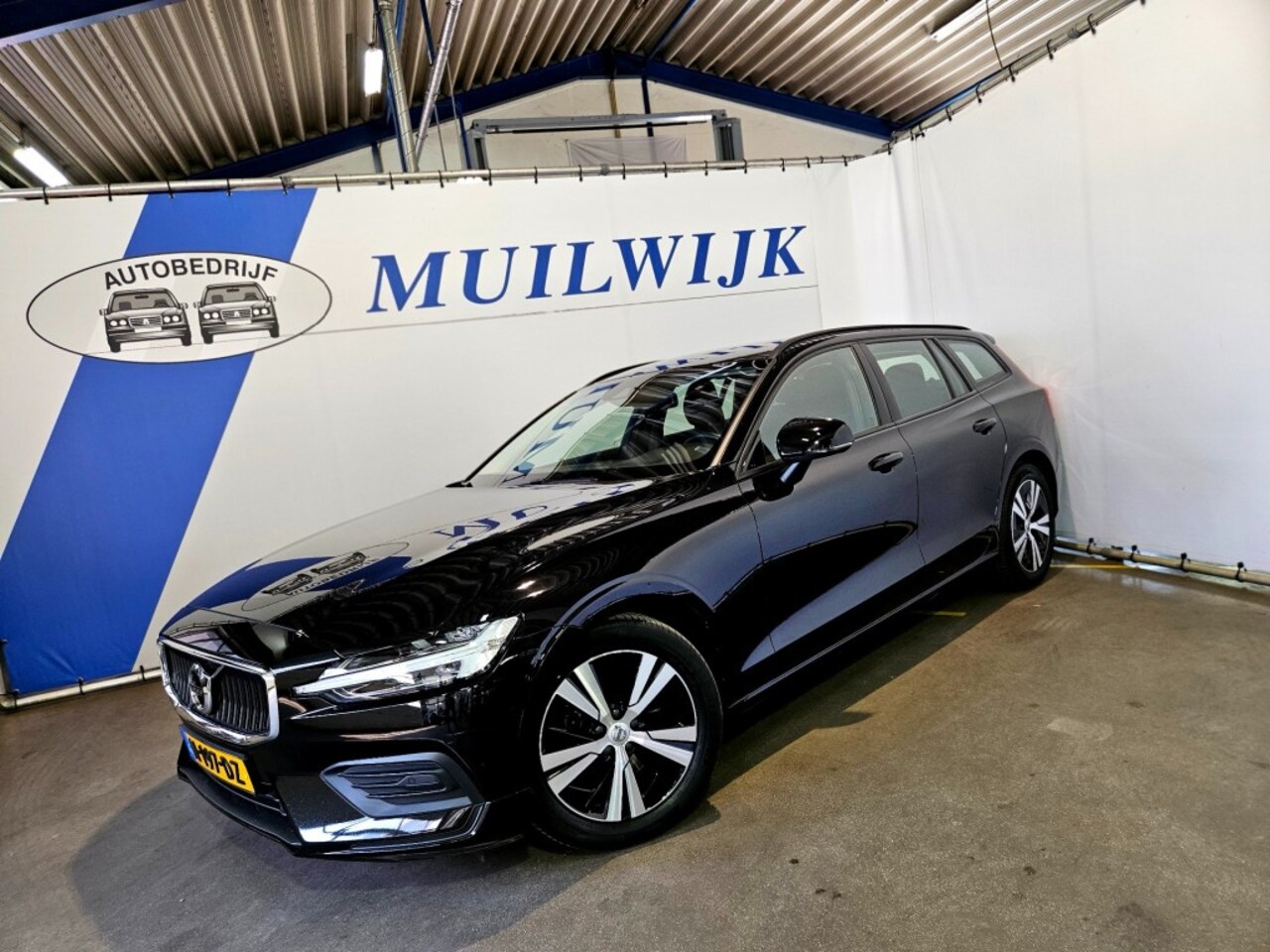 Volvo V60 - 2.0 B3 Momentum Advantage / CarPlay / Navi / NL Auto - AutoWereld.nl