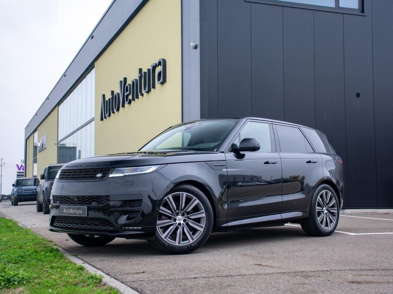 Land Rover Range Rover Sport - 3.0 P460e SE PHEV Trekhaak l Schuif- /kantel Pano l Black Pack l Stoelkoeling l 22" - AutoWereld.nl