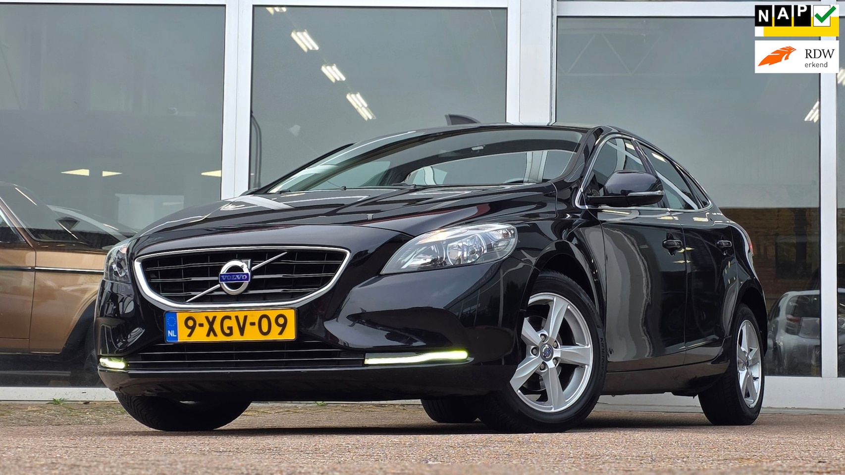 Volvo V40 - 1.6 D2 Momentum Business Harman Kardon Navi PDC APK 11-9-2026 Mooi! - AutoWereld.nl